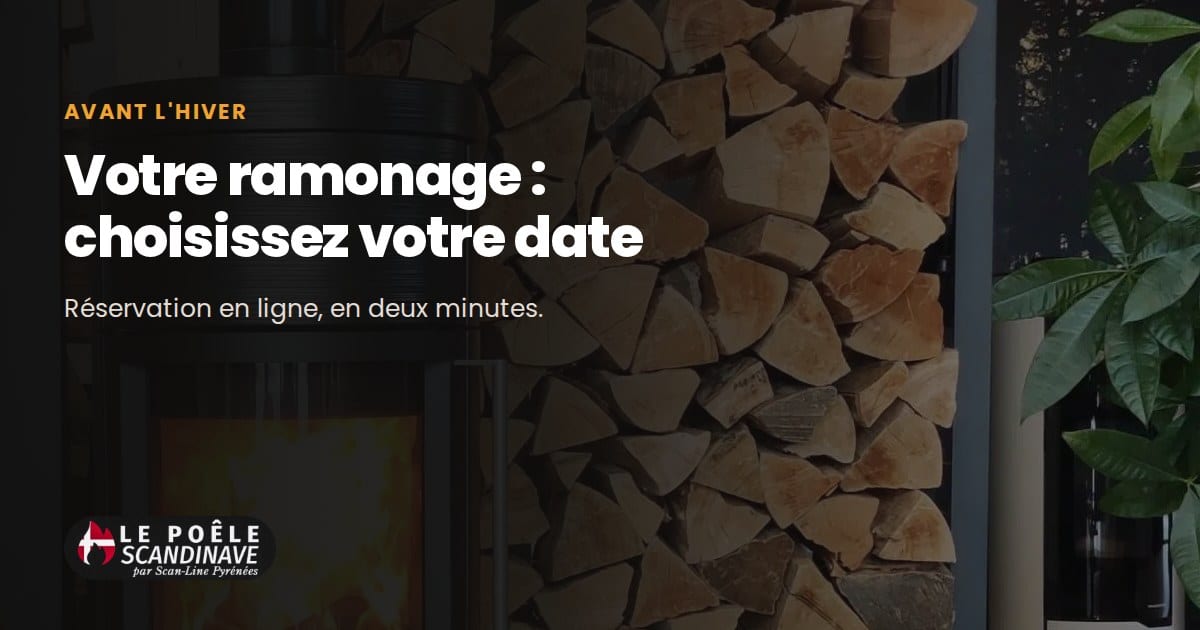 Bûches empilées près d'un poêle : réservez votre ramonage en ligne avant l'hiver